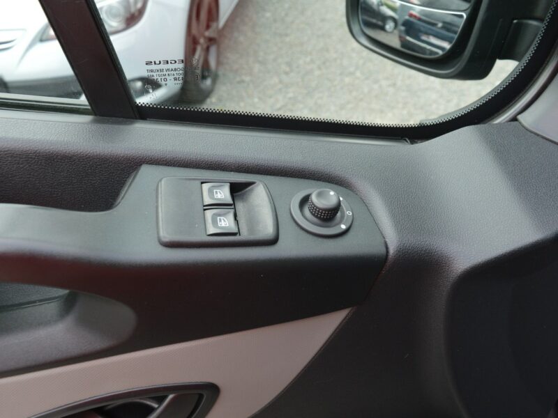 Renault Trafic 1.6 dCi LONG 2xBoczne drzwi 5-osób Navi Kamera 174tys.km F-VAT