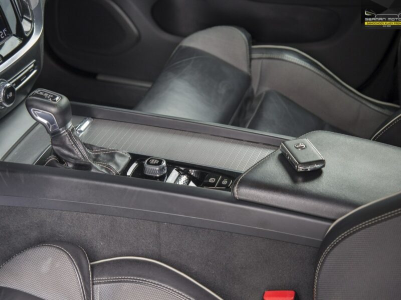 Volvo S60 R-design / LEDY/ Line Assist / Podgrzewana kierow / Gwarancja / FV23% III (2018-)