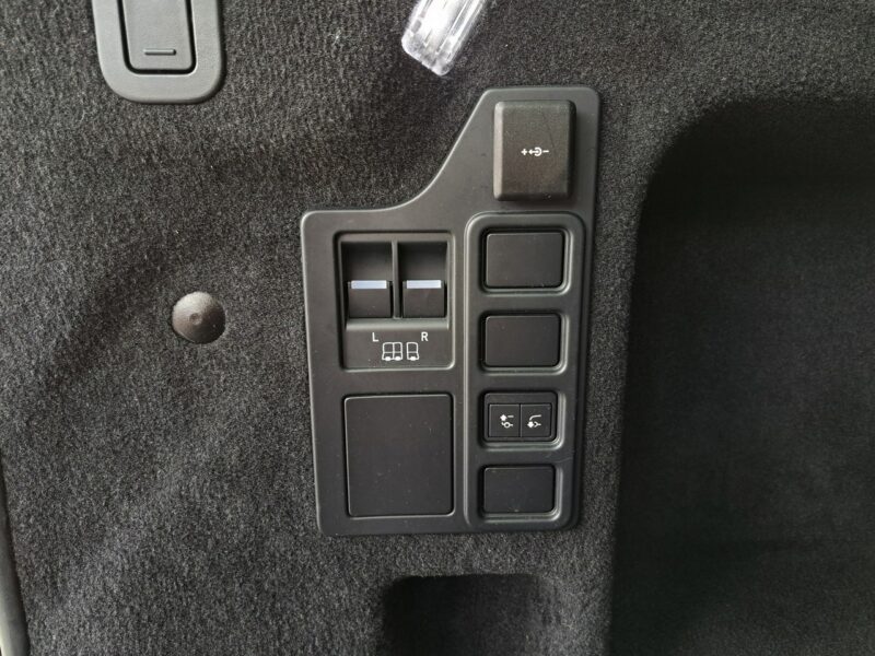 Land Rover Discovery MY23.5 3.0D I6 249 KM AWD Auto / R-Dynamic S / 7-os. / SalonPL / FV23% V (2017-)