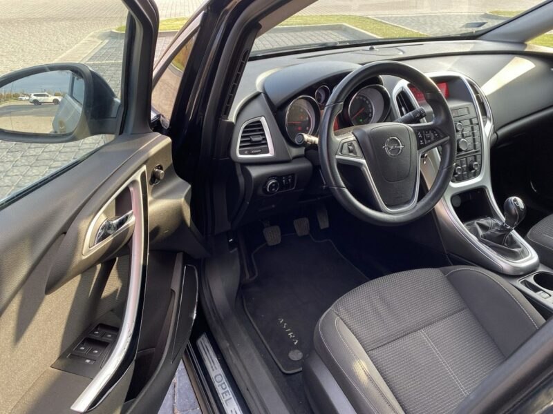Opel Astra Opel Astra Zarejestrowany Klimatronic dwustrefowy J (2009-2019)