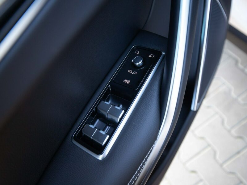 Jaguar F-PACE MY25.5 2.0D I4 204 KM AWD R-Dynamic SE OstuniWhite JLR Marvel Łódź