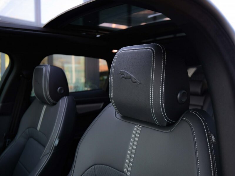 Jaguar F-PACE MY25.5 2.0D I4 204 KM AWD R-Dynamic SE OstuniWhite JLR Marvel Łódź