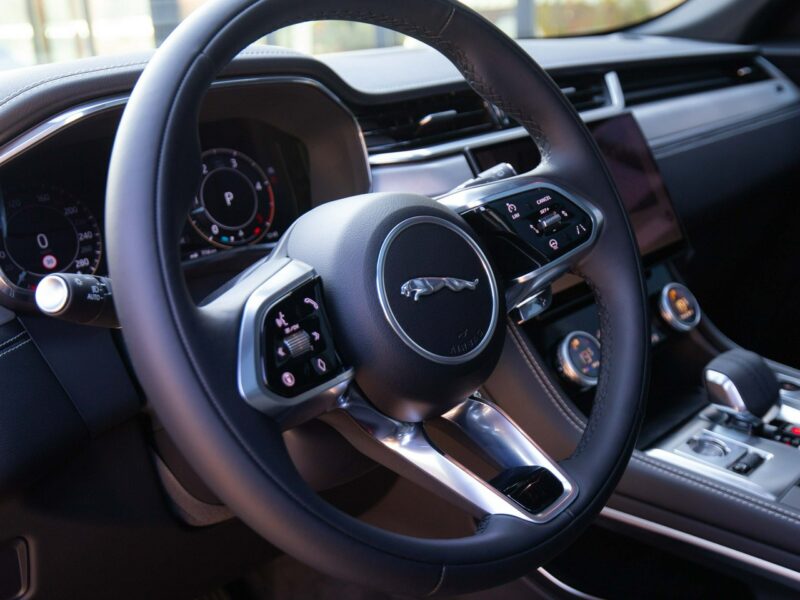 Jaguar F-PACE MY25.5 2.0D I4 204 KM AWD R-Dynamic SE OstuniWhite JLR Marvel Łódź