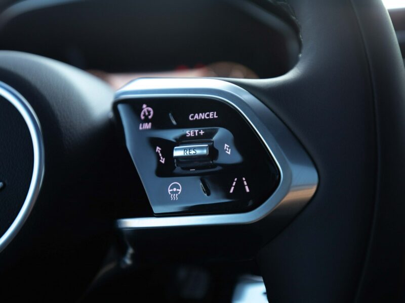 Jaguar F-PACE MY25.5 2.0D I4 204 KM AWD R-Dynamic SE OstuniWhite JLR Marvel Łódź