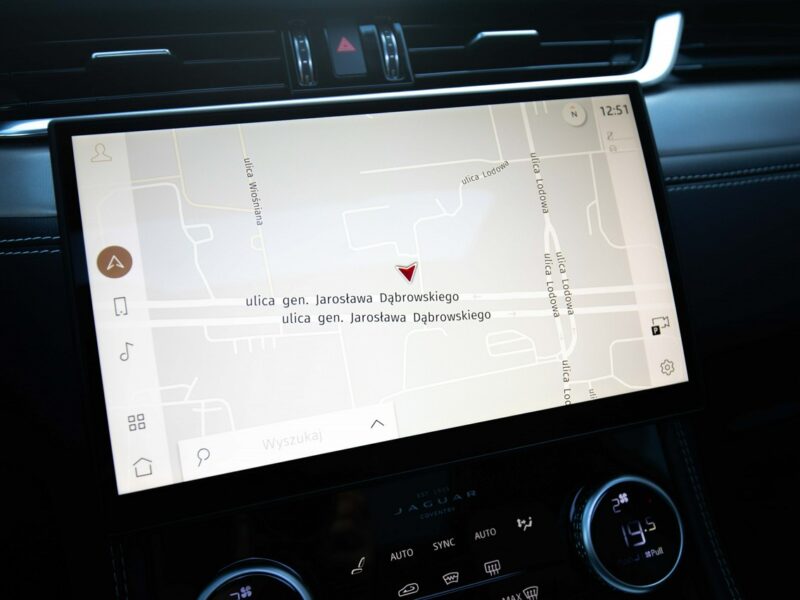 Jaguar F-PACE MY25.5 2.0D I4 204 KM AWD R-Dynamic SE OstuniWhite JLR Marvel Łódź