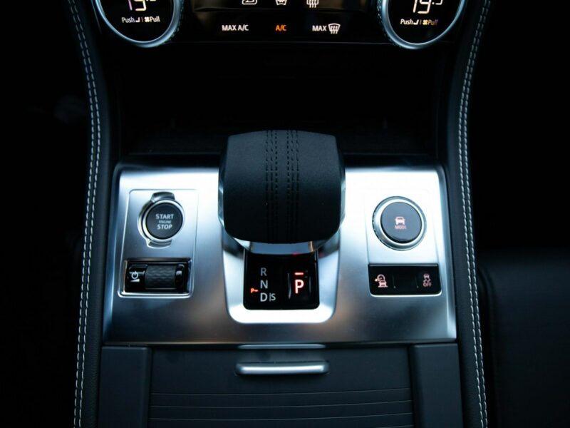 Jaguar F-PACE MY25.5 2.0D I4 204 KM AWD R-Dynamic SE OstuniWhite JLR Marvel Łódź