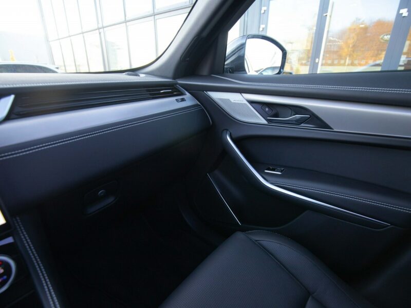Jaguar F-PACE MY25.5 2.0D I4 204 KM AWD R-Dynamic SE OstuniWhite JLR Marvel Łódź