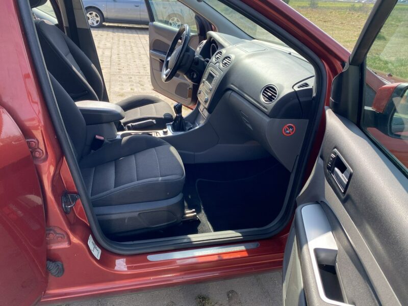 Ford Focus Titanium, czujniki, nawigacja, mocna benzyna, hak, podg. szyba czołowa Mk2 (2004-2011)