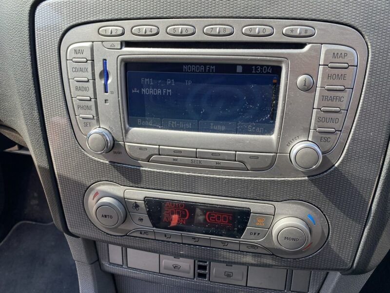 Ford Focus Titanium, czujniki, nawigacja, mocna benzyna, hak, podg. szyba czołowa Mk2 (2004-2011)