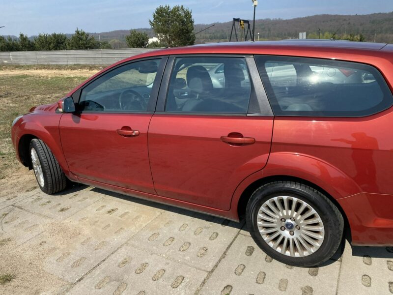 Ford Focus Titanium, czujniki, nawigacja, mocna benzyna, hak, podg. szyba czołowa Mk2 (2004-2011)