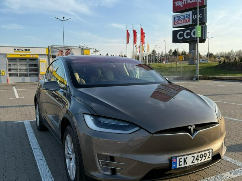 Tesla Model X Tesla x darmowe ładowanie