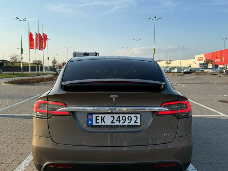 Tesla Model X Tesla x darmowe ładowanie