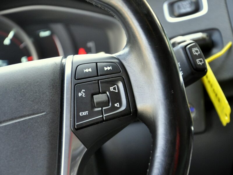 Volvo V60 2,0D4 181KM Momentum/Ledy/Xenon/Skóry/Navi/PDC/Serwis/GwArAnCjA I (2010-2018)