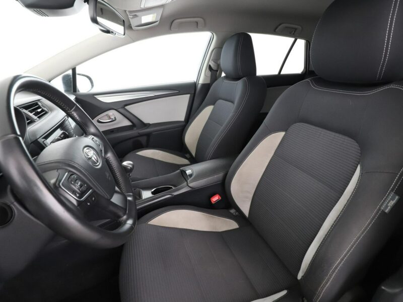 Toyota Avensis Automatyczna klimatyzacja Podgrzewane siedzenia El. szyby Hak Bluetoot III (2009-)