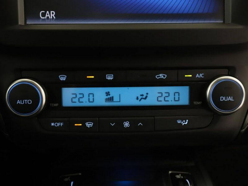 Toyota Avensis Automatyczna klimatyzacja Podgrzewane siedzenia El. szyby Hak Bluetoot III (2009-)