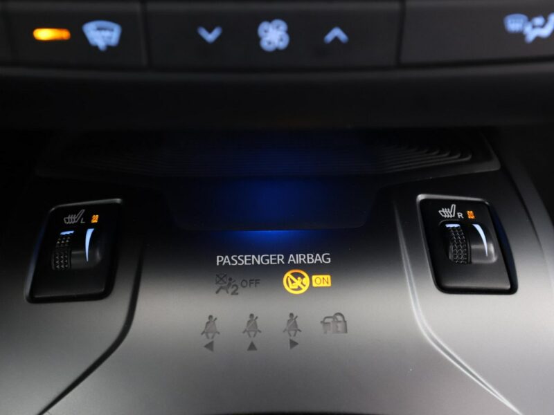 Toyota Avensis Automatyczna klimatyzacja Podgrzewane siedzenia El. szyby Hak Bluetoot III (2009-)