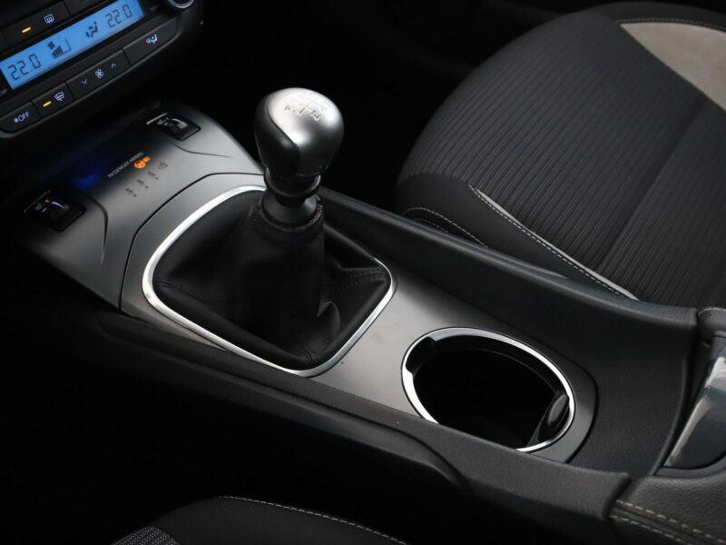 Toyota Avensis Automatyczna klimatyzacja Podgrzewane siedzenia El. szyby Hak Bluetoot III (2009-)