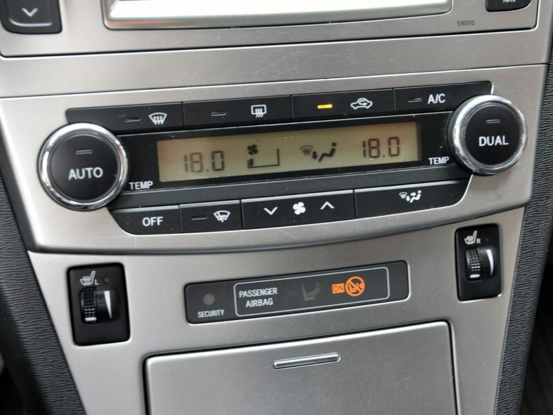 Toyota Avensis 1,8VVTi 147KM SolPlus/Navi/Alkantara/Alufelgi/Kamera/Ledy/PółSkóry III (2009-)
