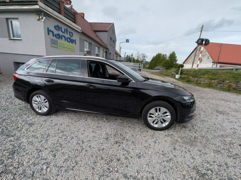 Škoda Octavia Oświetlenie ambiente, Roczna Gwarancja IV (2020-)