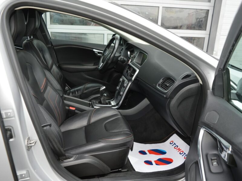 Volvo V40 1.6 D2 OCEAN RACE Serwis Navi Skóra Bluetooth 166000 km. II (2012-)