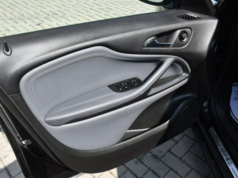 Opel Zafira 1,4Turbo Benz. Navi.Asystent Pasa Ruchu.7 Foteli.Pół-Skóry.Parktronic. C (2011-)