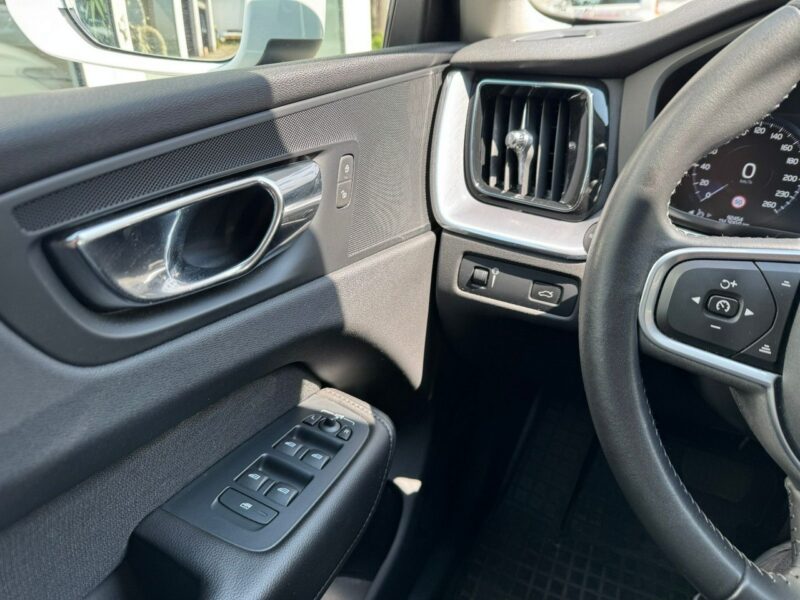 Volvo XC 60 Momentum LED Virtual Cockpit Skóra / Alkantara II (2017-)