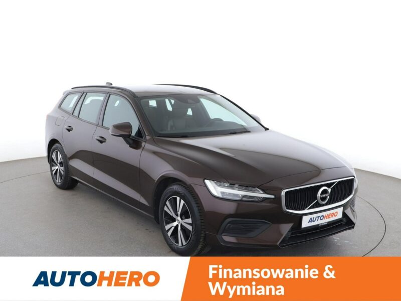 Volvo V60 FV23 2.0d Momentum Klimatronik Tempomat Navi Skóra Kamera Lampy LED II (2018-)