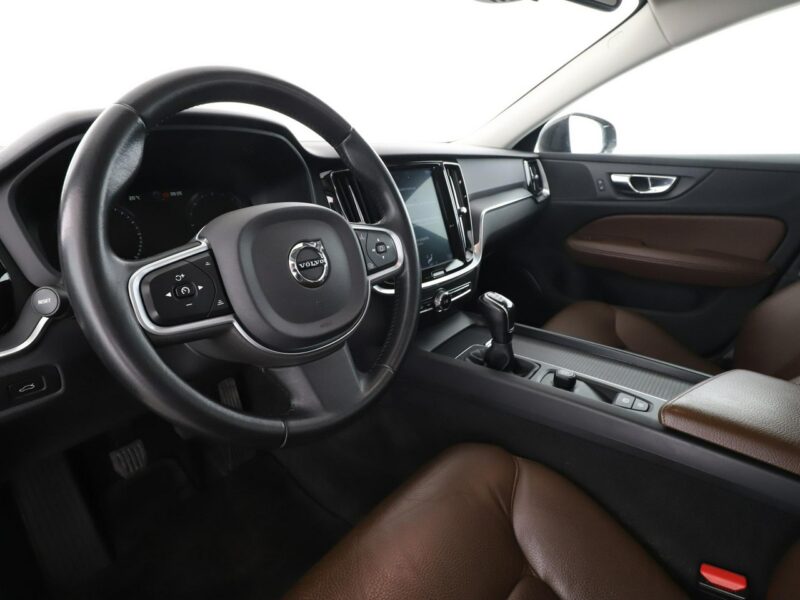 Volvo V60 FV23 2.0d Momentum Klimatronik Tempomat Navi Skóra Kamera Lampy LED II (2018-)