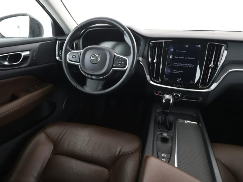 Volvo V60 FV23 2.0d Momentum Klimatronik Tempomat Navi Skóra Kamera Lampy LED II (2018-)