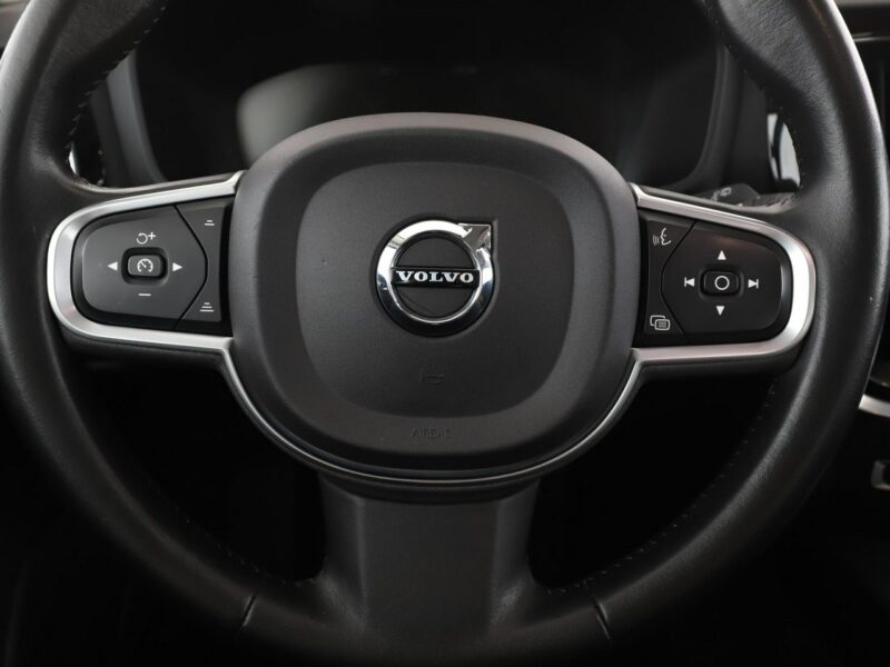 Volvo V60 FV23 2.0d Momentum Klimatronik Tempomat Navi Skóra Kamera Lampy LED II (2018-)