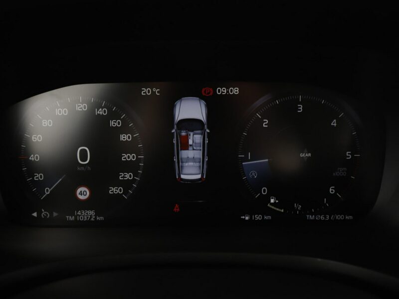Volvo V60 FV23 2.0d Momentum Klimatronik Tempomat Navi Skóra Kamera Lampy LED II (2018-)