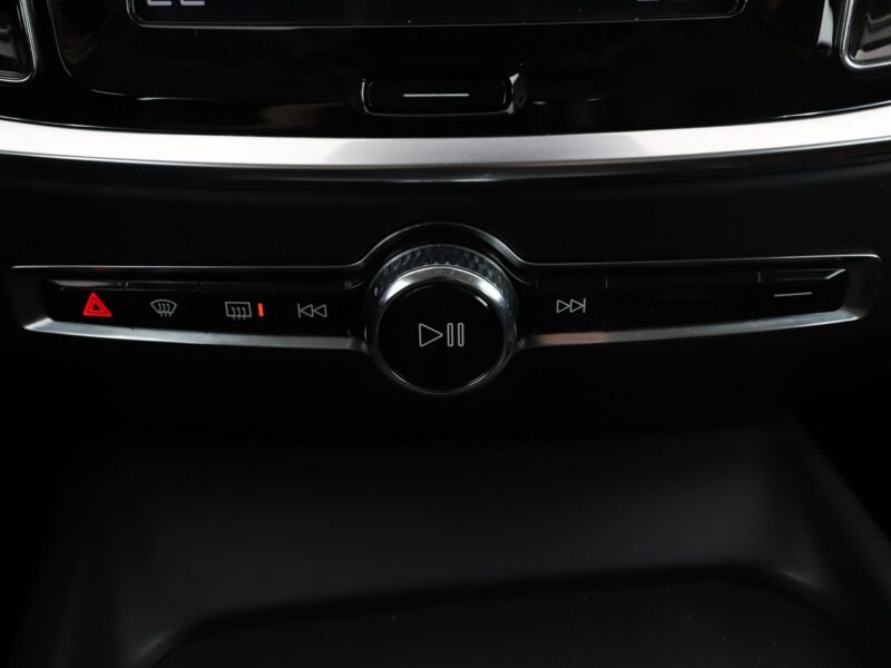Volvo V60 FV23 2.0d Momentum Klimatronik Tempomat Navi Skóra Kamera Lampy LED II (2018-)