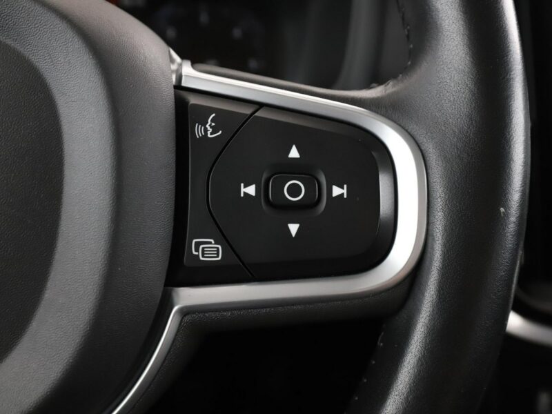 Volvo V60 FV23 2.0d Momentum Klimatronik Tempomat Navi Skóra Kamera Lampy LED II (2018-)