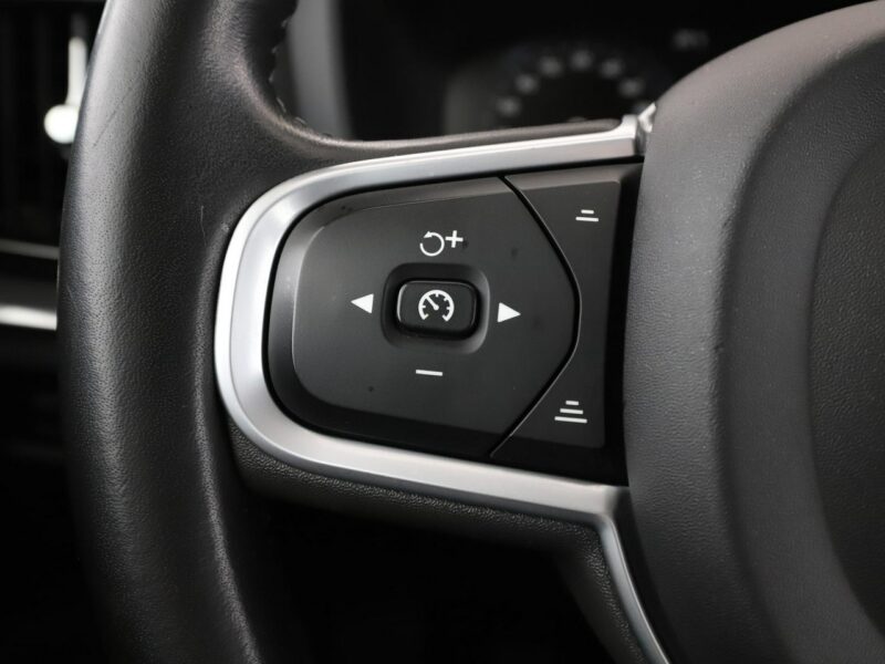 Volvo V60 FV23 2.0d Momentum Klimatronik Tempomat Navi Skóra Kamera Lampy LED II (2018-)