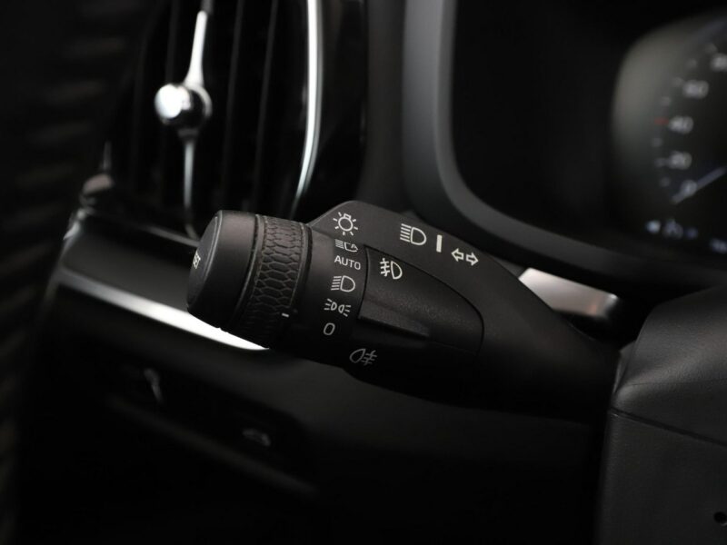 Volvo V60 FV23 2.0d Momentum Klimatronik Tempomat Navi Skóra Kamera Lampy LED II (2018-)
