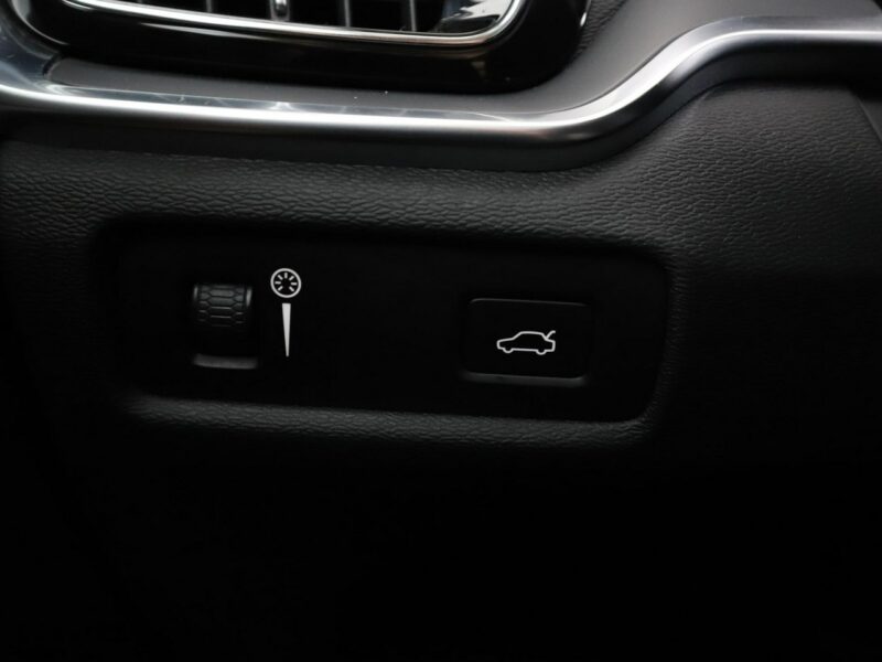 Volvo V60 FV23 2.0d Momentum Klimatronik Tempomat Navi Skóra Kamera Lampy LED II (2018-)