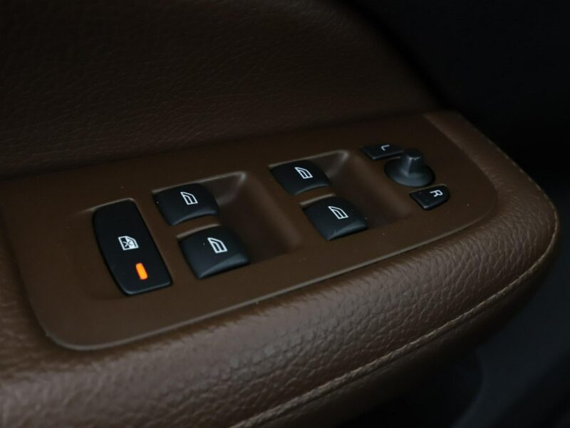 Volvo V60 FV23 2.0d Momentum Klimatronik Tempomat Navi Skóra Kamera Lampy LED II (2018-)