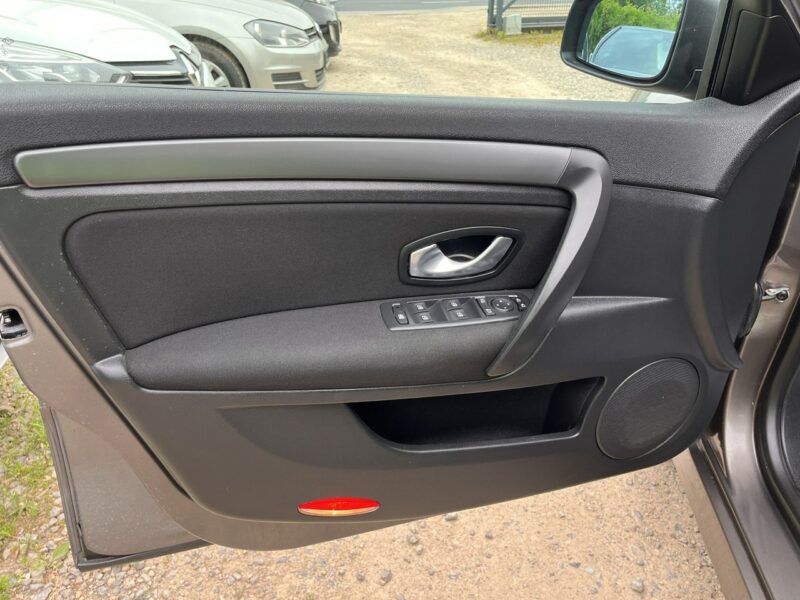 Renault Laguna 2.0 1wł Climatronic Grzane Fotele 6biegów Stan BDb Bezwypadk Opłacona III (2007-)