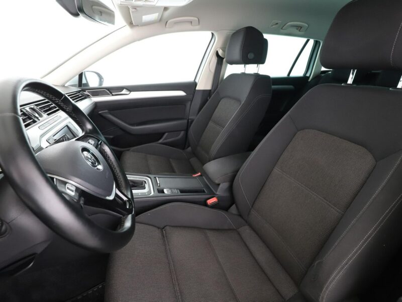 Volkswagen Passat DSG navi klima auto (3 strefy) czujniki parkowania grzane fotele B8 (2014-2023)