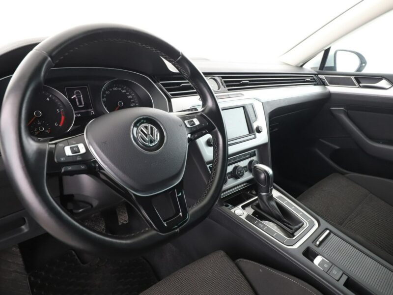 Volkswagen Passat DSG navi klima auto (3 strefy) czujniki parkowania grzane fotele B8 (2014-2023)