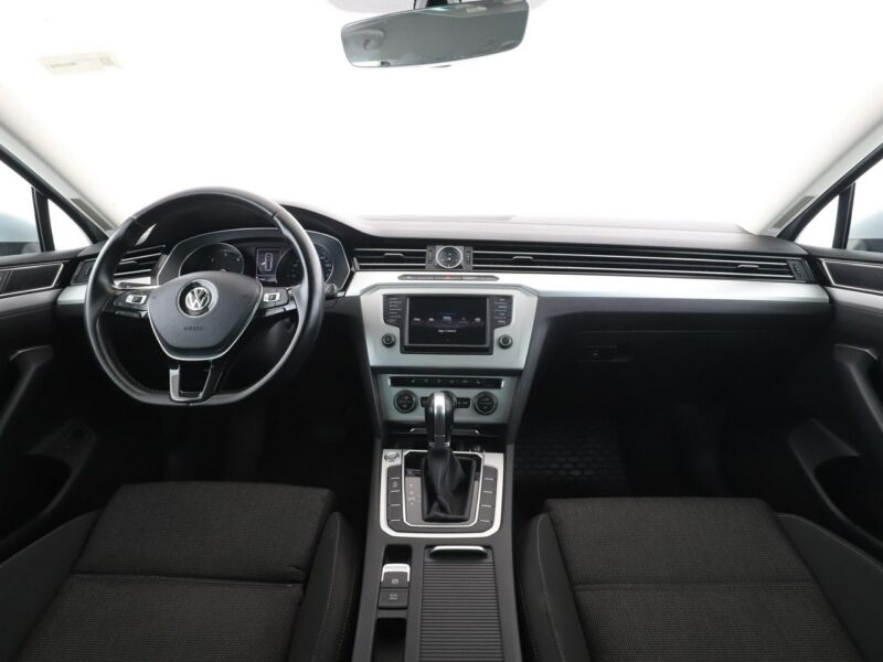 Volkswagen Passat DSG navi klima auto (3 strefy) czujniki parkowania grzane fotele B8 (2014-2023)