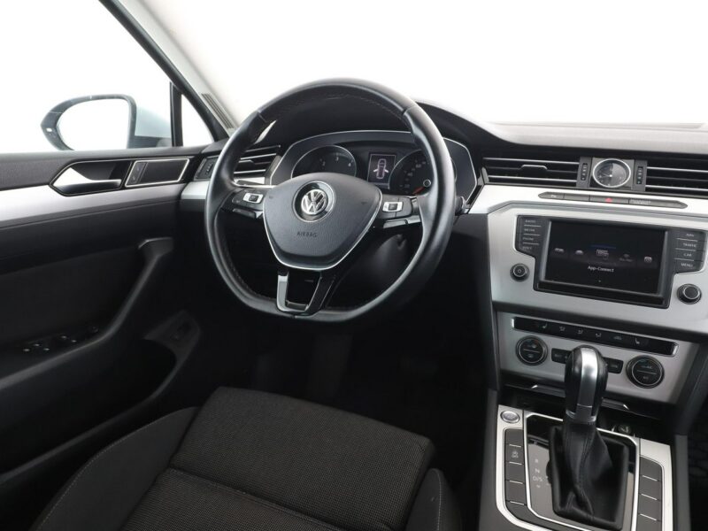 Volkswagen Passat DSG navi klima auto (3 strefy) czujniki parkowania grzane fotele B8 (2014-2023)