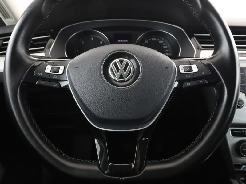 Volkswagen Passat DSG navi klima auto (3 strefy) czujniki parkowania grzane fotele B8 (2014-2023)