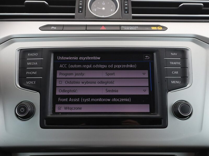 Volkswagen Passat DSG navi klima auto (3 strefy) czujniki parkowania grzane fotele B8 (2014-2023)