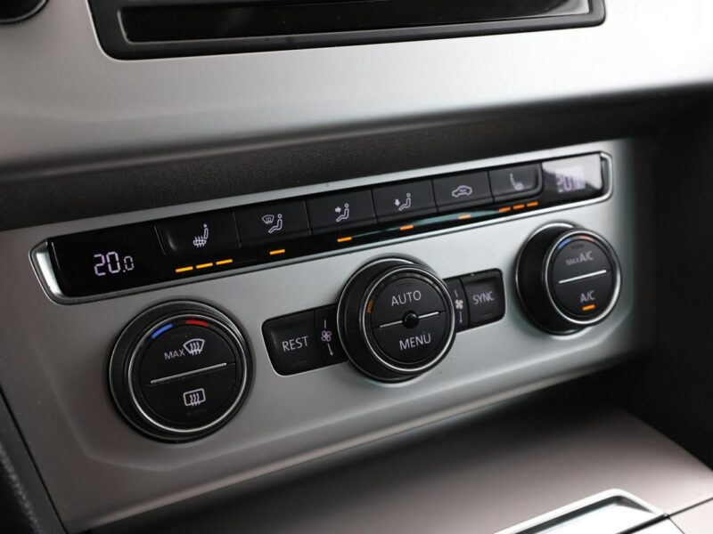 Volkswagen Passat DSG navi klima auto (3 strefy) czujniki parkowania grzane fotele B8 (2014-2023)