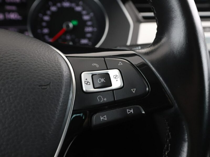 Volkswagen Passat DSG navi klima auto (3 strefy) czujniki parkowania grzane fotele B8 (2014-2023)
