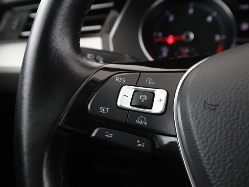 Volkswagen Passat DSG navi klima auto (3 strefy) czujniki parkowania grzane fotele B8 (2014-2023)