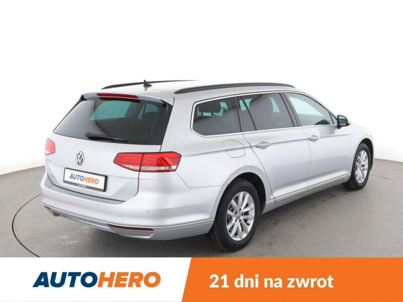 Volkswagen Passat DSG navi klima auto (3 strefy) czujniki parkowania grzane fotele B8 (2014-2023)