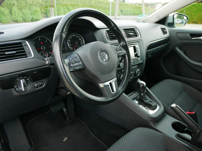 Volkswagen Jetta 1.6TDI 140KM [Eu5] Sedan Comfrotline - Automat DSG 7b. -Zobacz A6 (2010-)