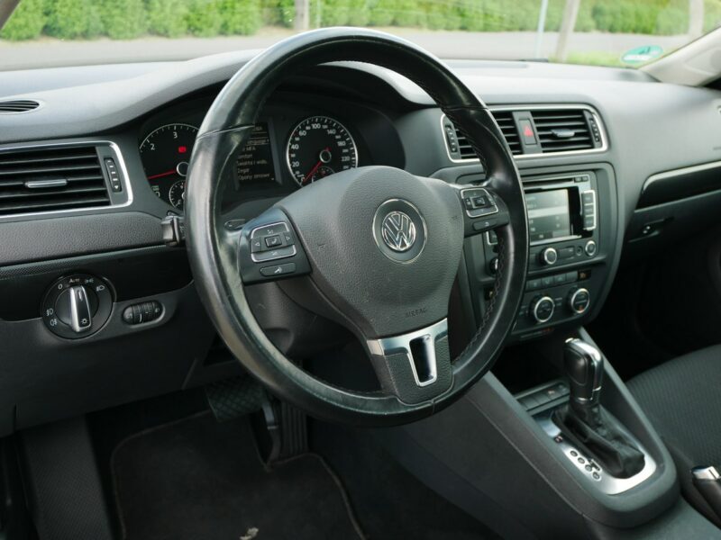 Volkswagen Jetta 1.6TDI 140KM [Eu5] Sedan Comfrotline - Automat DSG 7b. -Zobacz A6 (2010-)